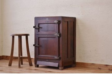 ジャン品!古いナラ材の小さな冷蔵庫