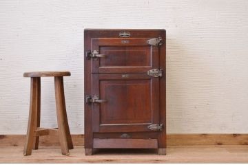 ジャン品!古いナラ材の小さな冷蔵庫