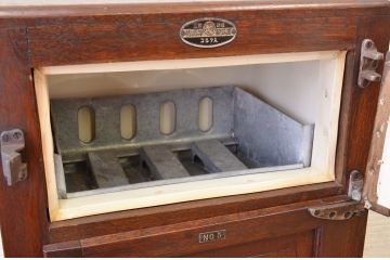 ジャン品!古いナラ材の小さな冷蔵庫