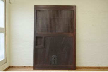 古い欅材の重厚な格子蔵戸(玄関戸)