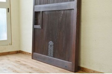 古い欅材の重厚な格子蔵戸(玄関戸)