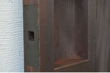 古い欅材の重厚な格子蔵戸(玄関戸)