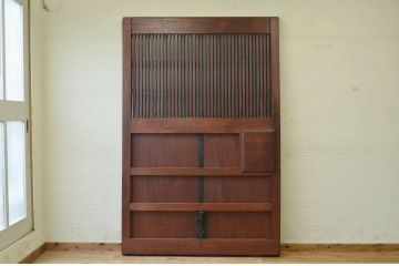 古い欅材の重厚な格子蔵戸(玄関戸)