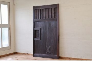 古い欅材の細身の格子蔵戸(玄関戸)