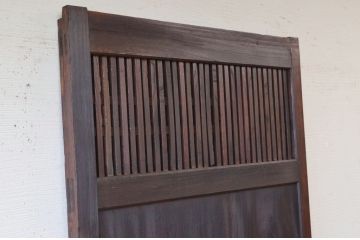 古い欅材の細身の格子蔵戸(玄関戸)