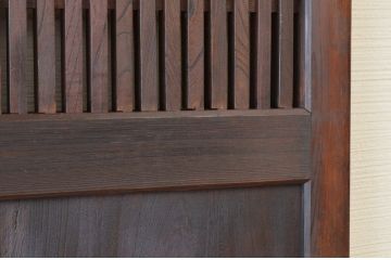 古い欅材の細身の格子蔵戸(玄関戸)