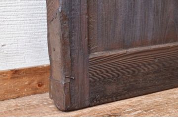 古い欅材の細身の格子蔵戸(玄関戸)