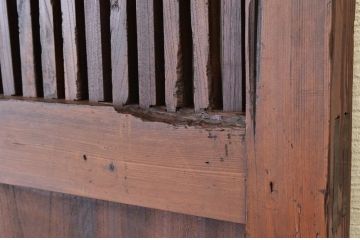 古い欅材の細身の格子蔵戸(玄関戸)