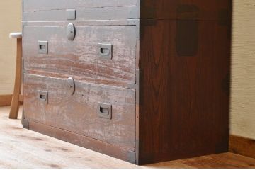 アンティーク家具　☆使い込まれた二段重ね箪笥
