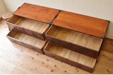 アンティーク家具　☆使い込まれた二段重ね箪笥