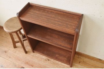古い木の小さな本棚