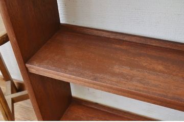 古い木の小さな本棚