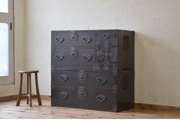 アンティーク家具　☆素敵な雰囲気!味のある蝶覆輪米沢箪笥