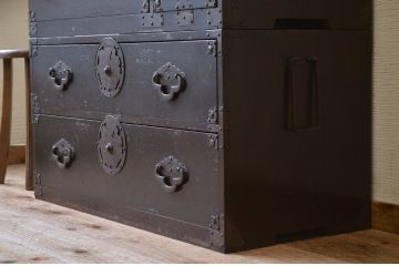 アンティーク家具　☆素敵な雰囲気!味のある蝶覆輪米沢箪笥