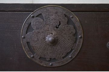 アンティーク家具　☆素敵な雰囲気!味のある蝶覆輪米沢箪笥