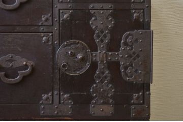 アンティーク家具　☆素敵な雰囲気!味のある蝶覆輪米沢箪笥