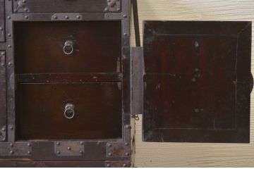アンティーク家具　☆素敵な雰囲気!味のある蝶覆輪米沢箪笥