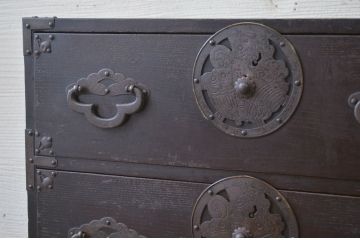 アンティーク家具　☆素敵な雰囲気!味のある蝶覆輪米沢箪笥