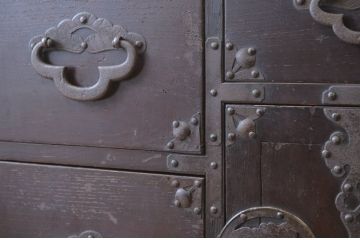 アンティーク家具　☆素敵な雰囲気!味のある蝶覆輪米沢箪笥