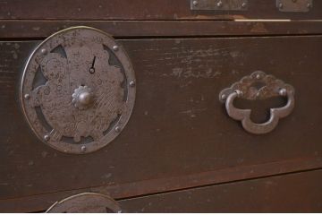 アンティーク家具　☆素敵な雰囲気!味のある蝶覆輪米沢箪笥