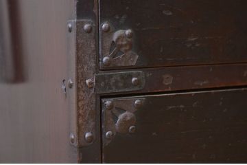 アンティーク家具　☆素敵な雰囲気!味のある蝶覆輪米沢箪笥