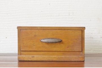 レトロ家具　レトロなデザインの1杯小引き出し
