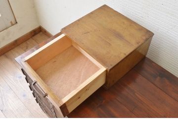 レトロ家具　レトロなデザインの1杯小引き出し