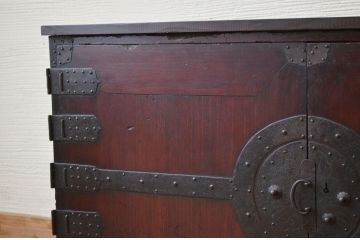 アンティーク家具　天板補強の観音開き時代箪笥ローボード