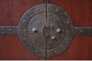 アンティーク家具　天板補強の観音開き時代箪笥ローボード