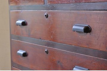 アンティーク家具　古い木のシンプルなアンティークチェスト