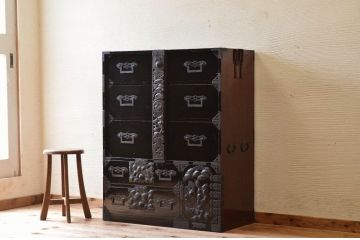 アンティーク家具　打ち出し金具の庄内箪笥