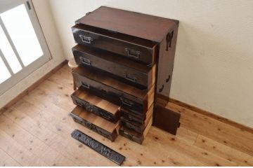 アンティーク家具　打ち出し金具の庄内箪笥