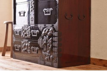 アンティーク家具　打ち出し金具の庄内箪笥