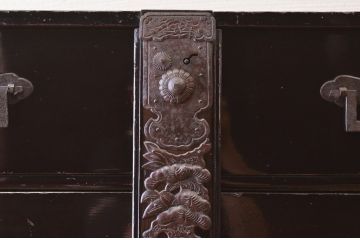 アンティーク家具　打ち出し金具の庄内箪笥