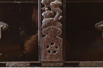 アンティーク家具　打ち出し金具の庄内箪笥