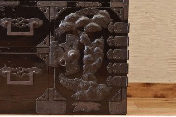 アンティーク家具　打ち出し金具の庄内箪笥