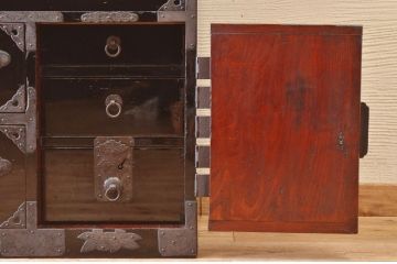 アンティーク家具　打ち出し金具の庄内箪笥