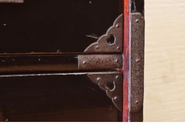 アンティーク家具　打ち出し金具の庄内箪笥