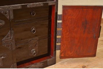 アンティーク家具　打ち出し金具の庄内箪笥