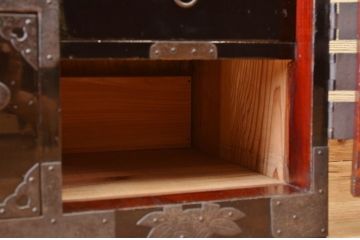 アンティーク家具　打ち出し金具の庄内箪笥