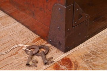 アンティーク家具　打ち出し金具の庄内箪笥