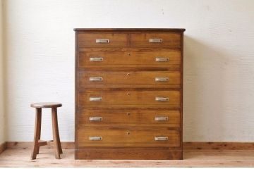 レトロ家具　レトロなデザインのアンティークチェスト