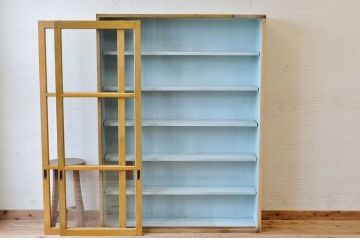 レトロ家具　レトロなデザインの薄型収納棚(本棚)