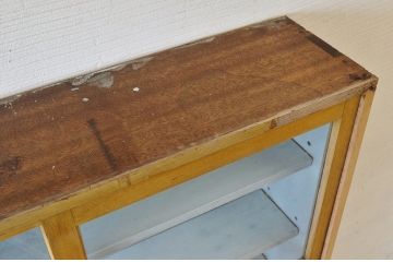 レトロ家具　レトロなデザインの薄型収納棚(本棚)