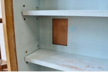 レトロ家具　レトロなデザインの薄型収納棚(本棚)