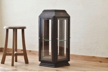 アンティーク家具　古い雑貨屋の五角形回転ガラスケース(ショーケース)