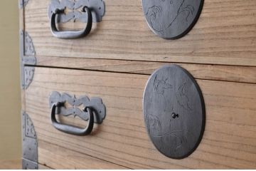 アンティーク家具　☆古民具 骨董 総桐材の金具の立派な五丁引き上手衣装箪笥(時代箪笥、桐箪笥、桐たんす)