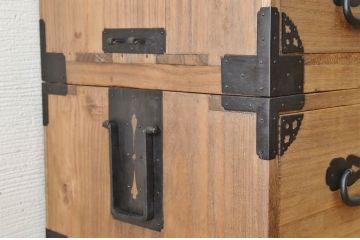 アンティーク家具　☆古民具 骨董 総桐材の金具の立派な五丁引き上手衣装箪笥(時代箪笥、桐箪笥、桐たんす)