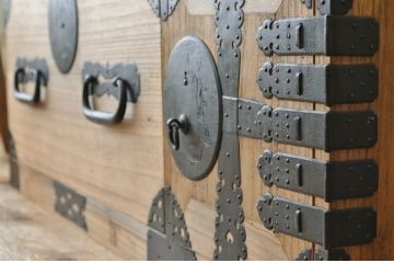 アンティーク家具　☆古民具 骨董 総桐材の金具の立派な五丁引き上手衣装箪笥(時代箪笥、桐箪笥、桐たんす)