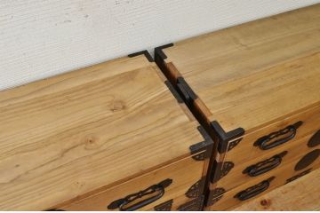 アンティーク家具　☆古民具 骨董 総桐材の金具の立派な五丁引き上手衣装箪笥(時代箪笥、桐箪笥、桐たんす)